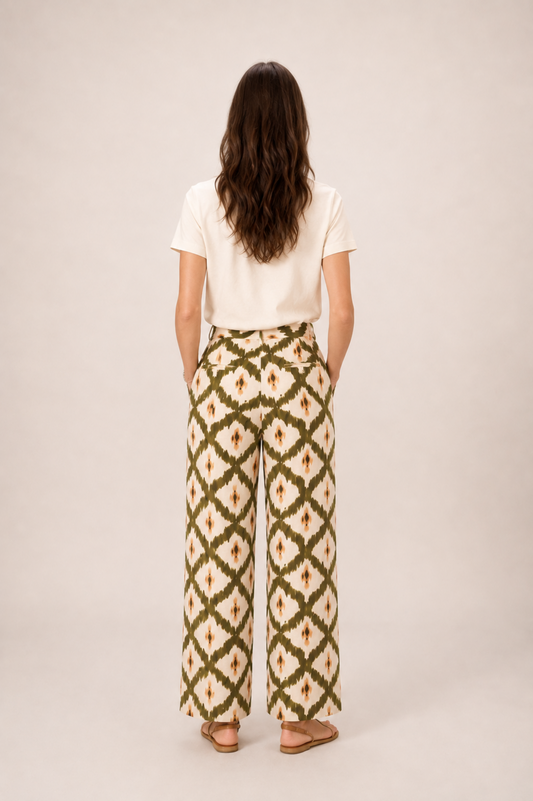 Vue de dos du pantalon Lillo vert avec taille structurée, jambe large et imprimé graphique.