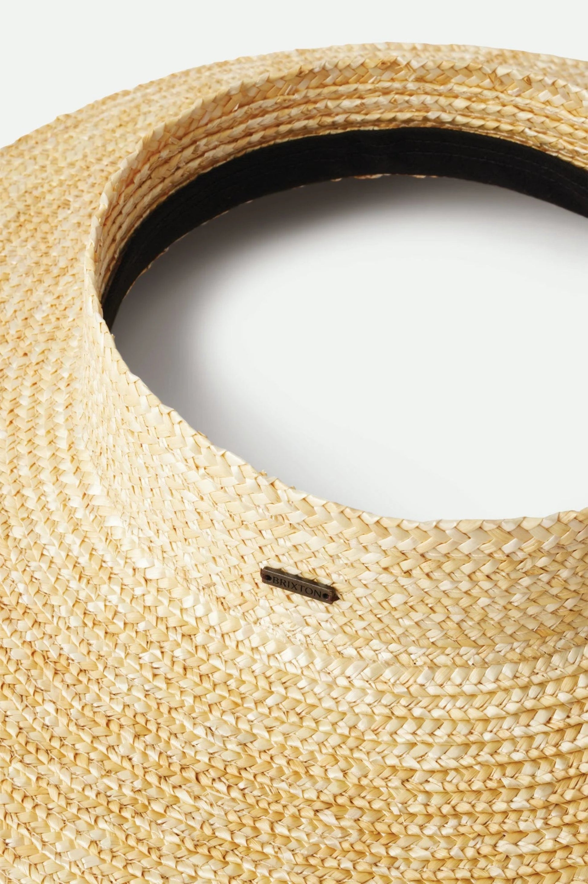 Détail intérieur de la visière Lima beige en paille tressée, avec bande intérieure et finition naturelle.