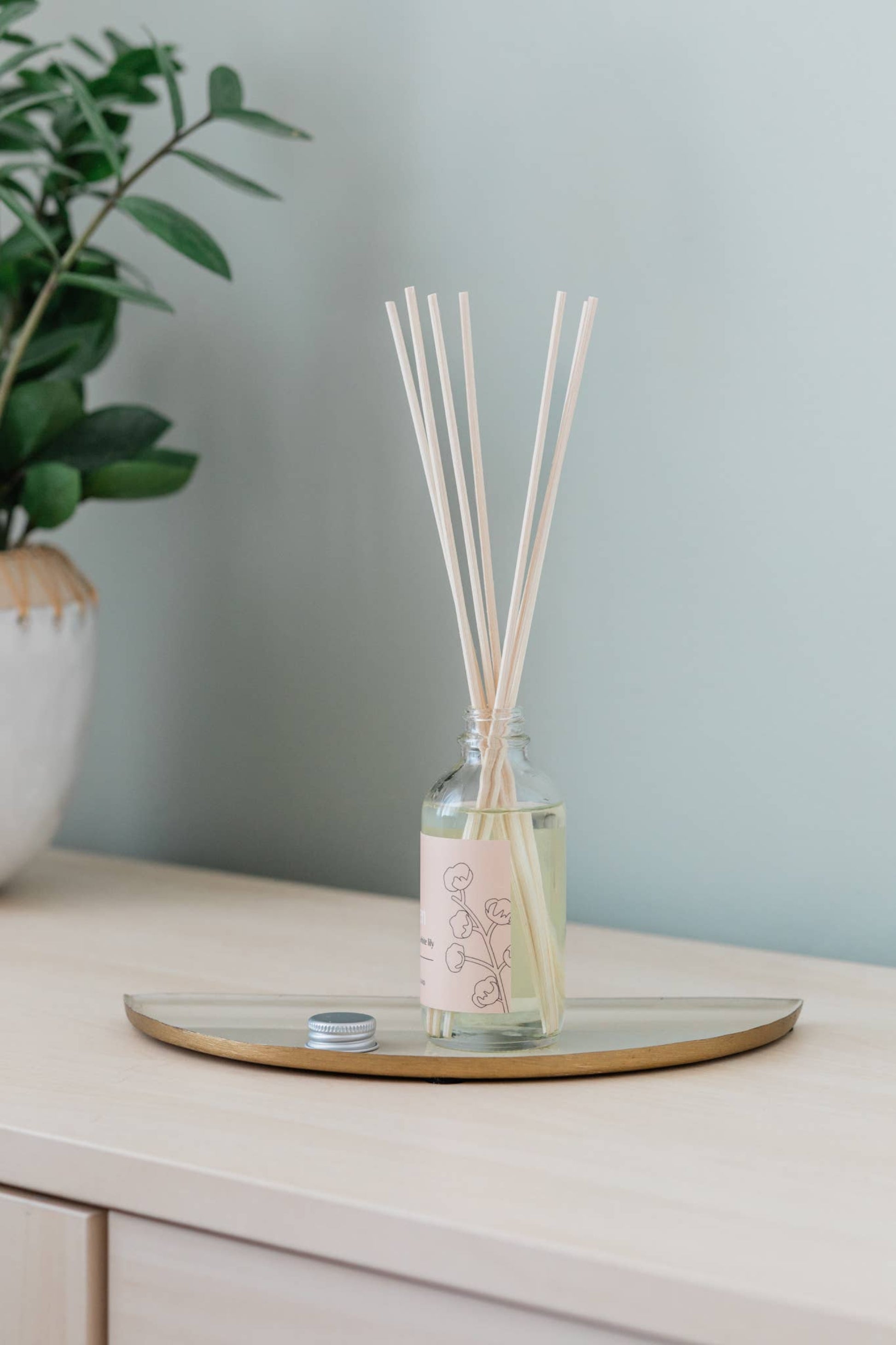 Diffuseur Lin a volants avec roseaux en bois naturels et bouteille en verre recyclable