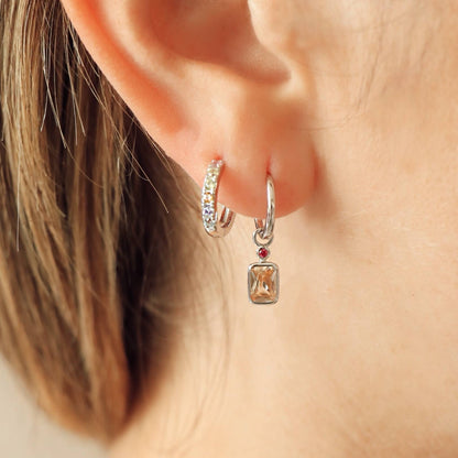 Créole multicolore portée avec une boucle à pendentif – mix stylé

