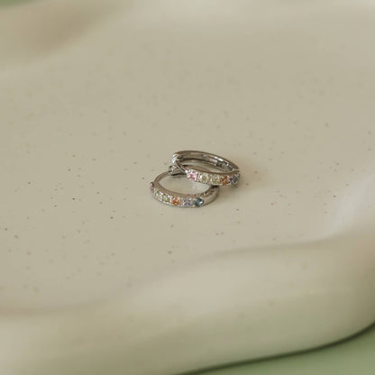 Paire de créoles en argent posées sur une coupelle – zirconia colorés

