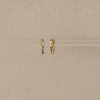 Deux créoles Lorato suspendues sur tige – Finition dorée et pierres éclatantes


