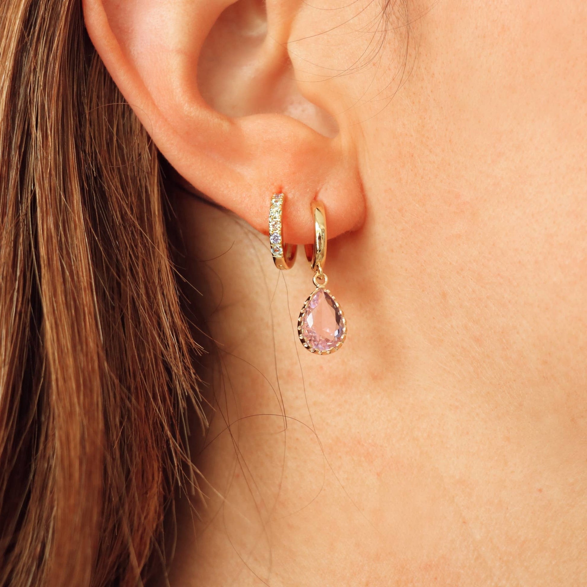 Créole Lorato portée – Plaqué or et zircons colorés pour un look lumineux