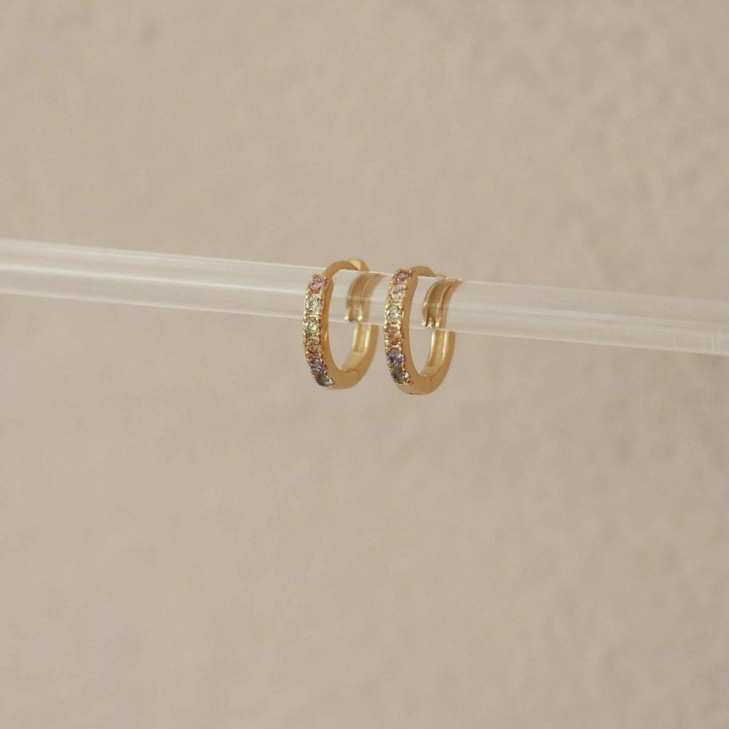 Créoles dorées suspendues – Zircons multicolores sur base plaqué or 18k