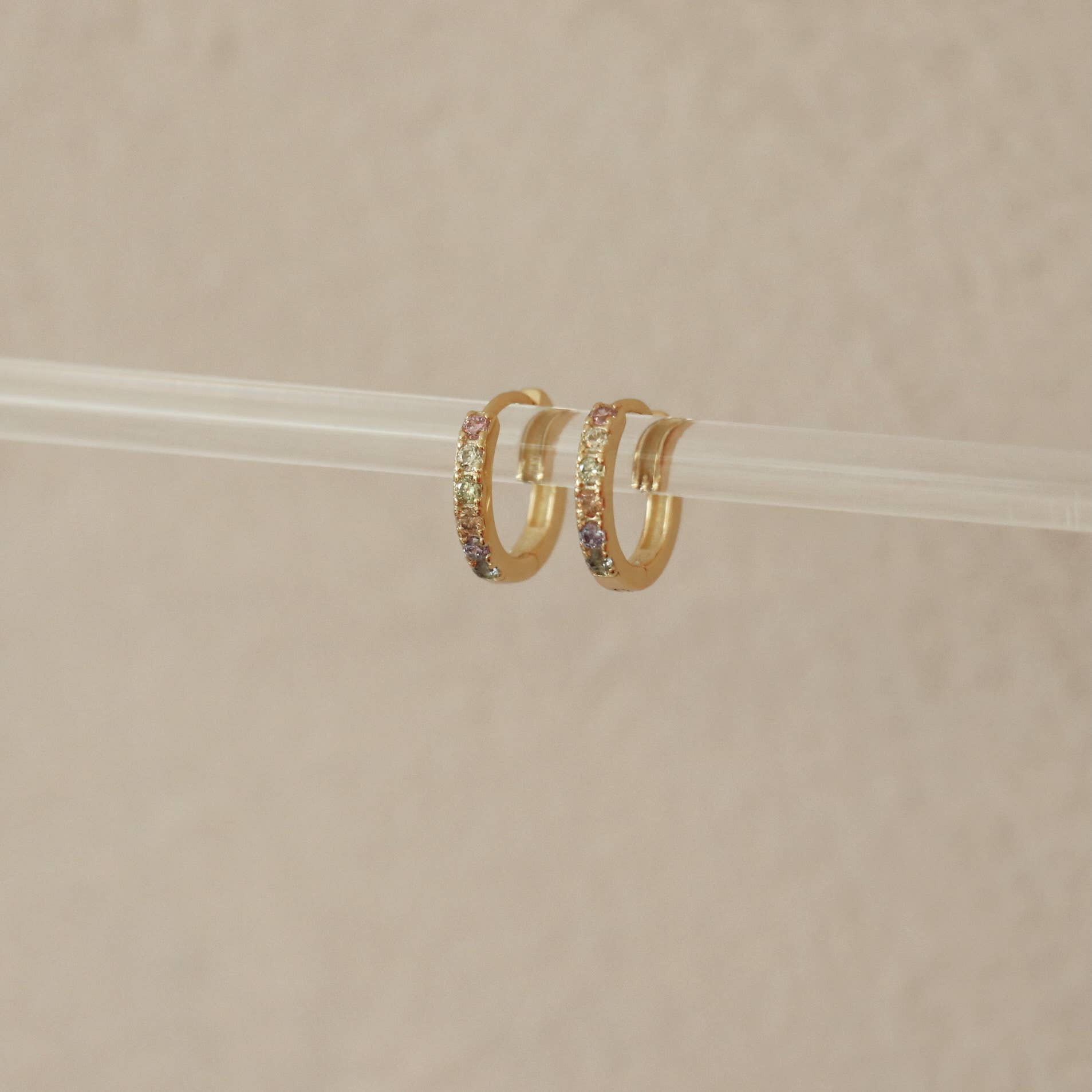 Créoles dorées suspendues – Zircons multicolores sur base plaqué or 18k
