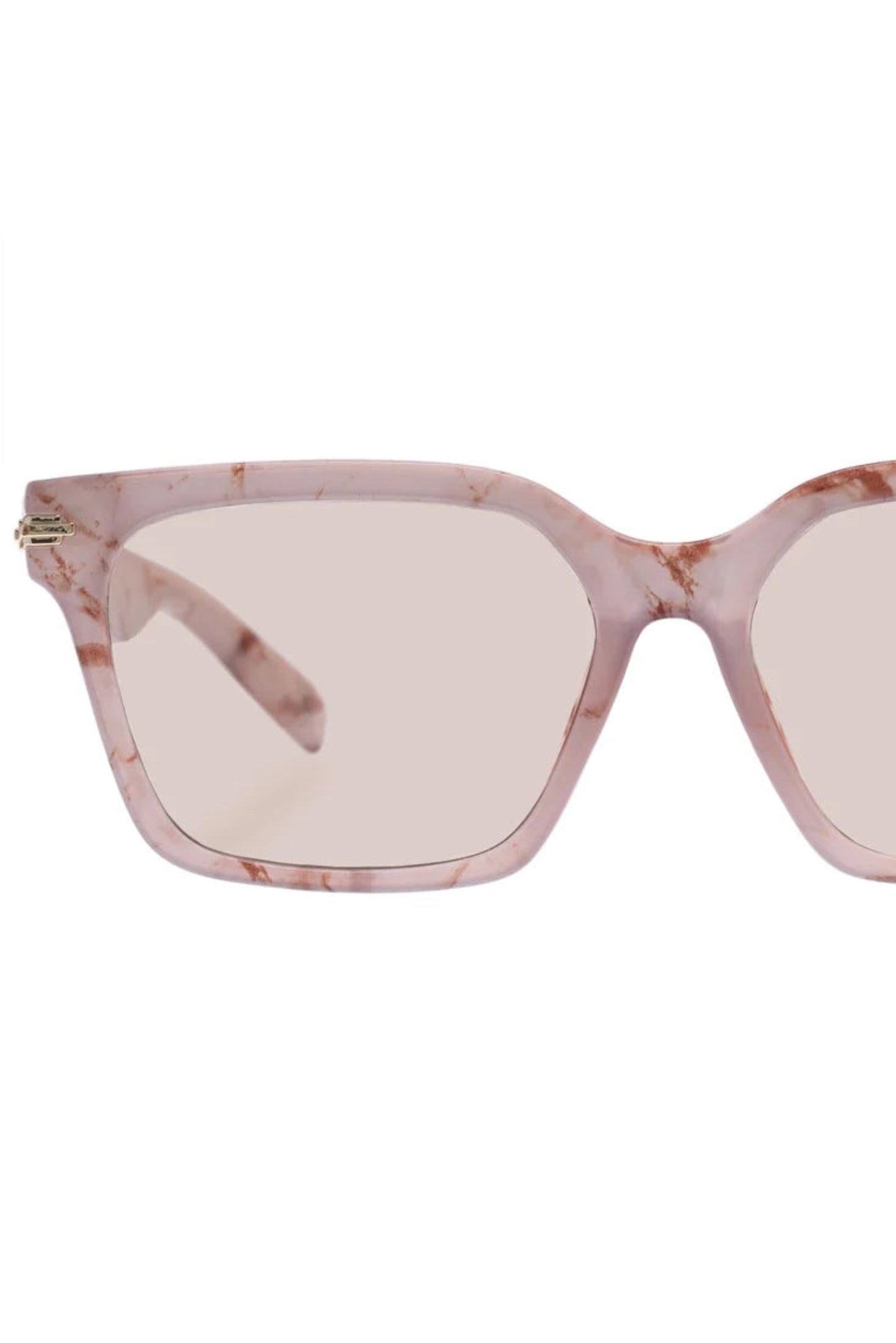 Vue rapprochée des lunettes de soleil Maya Marbre Brumeux, monture carrée transparente rose et verres teinte orge.