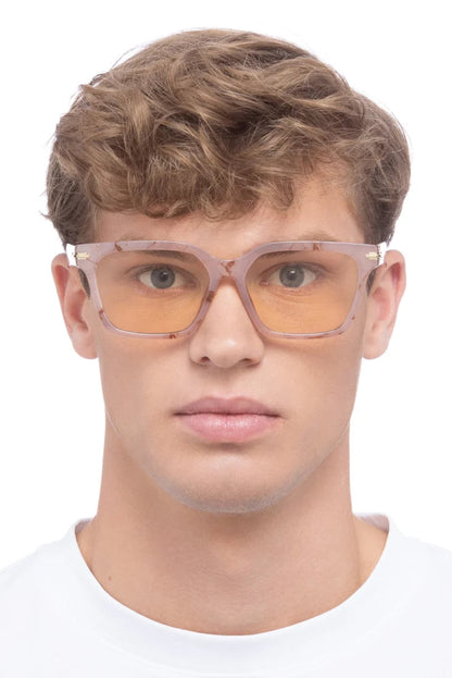 Lunettes de soleil carrées Maya Marbre Brumeux portées de face, idéales pour un look unisexe moderne et tendance.