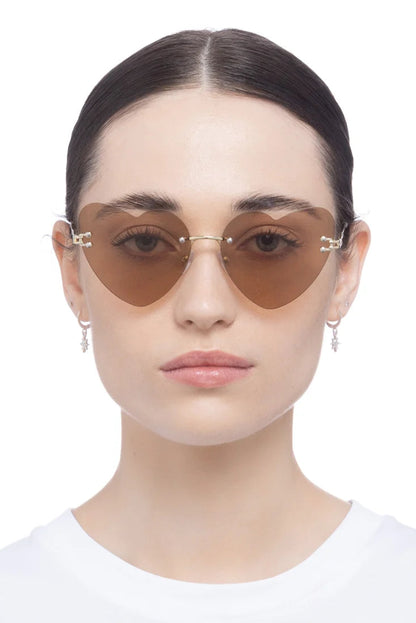 Lunettes de soleil cœur Lucie Marbre Or portées de face, parfaites pour un look rétro et féminin.