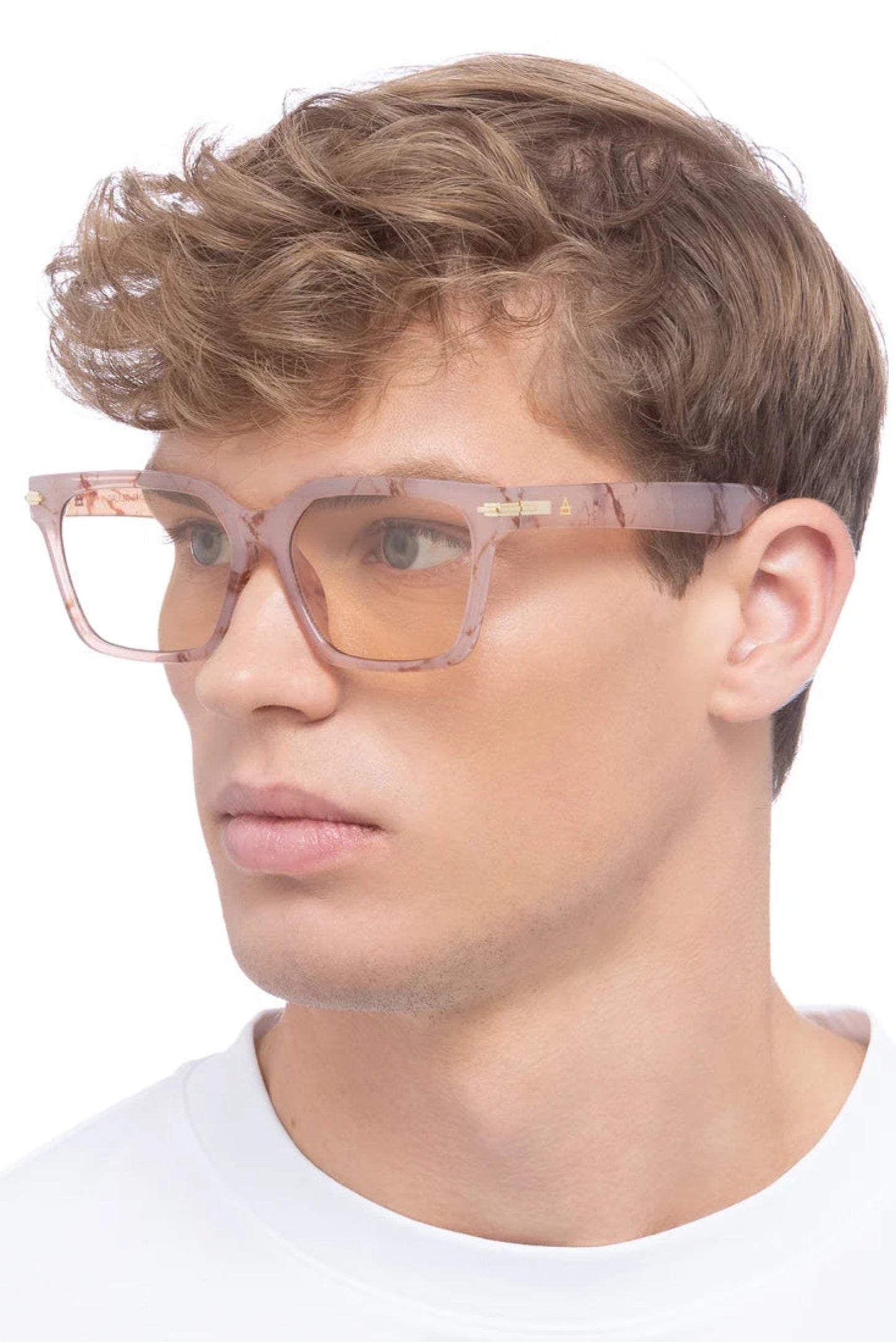 Lunettes de soleil Maya Marbre Brumeux portées par un homme, avec monture carrée rose marbrée et verres teinte orge.