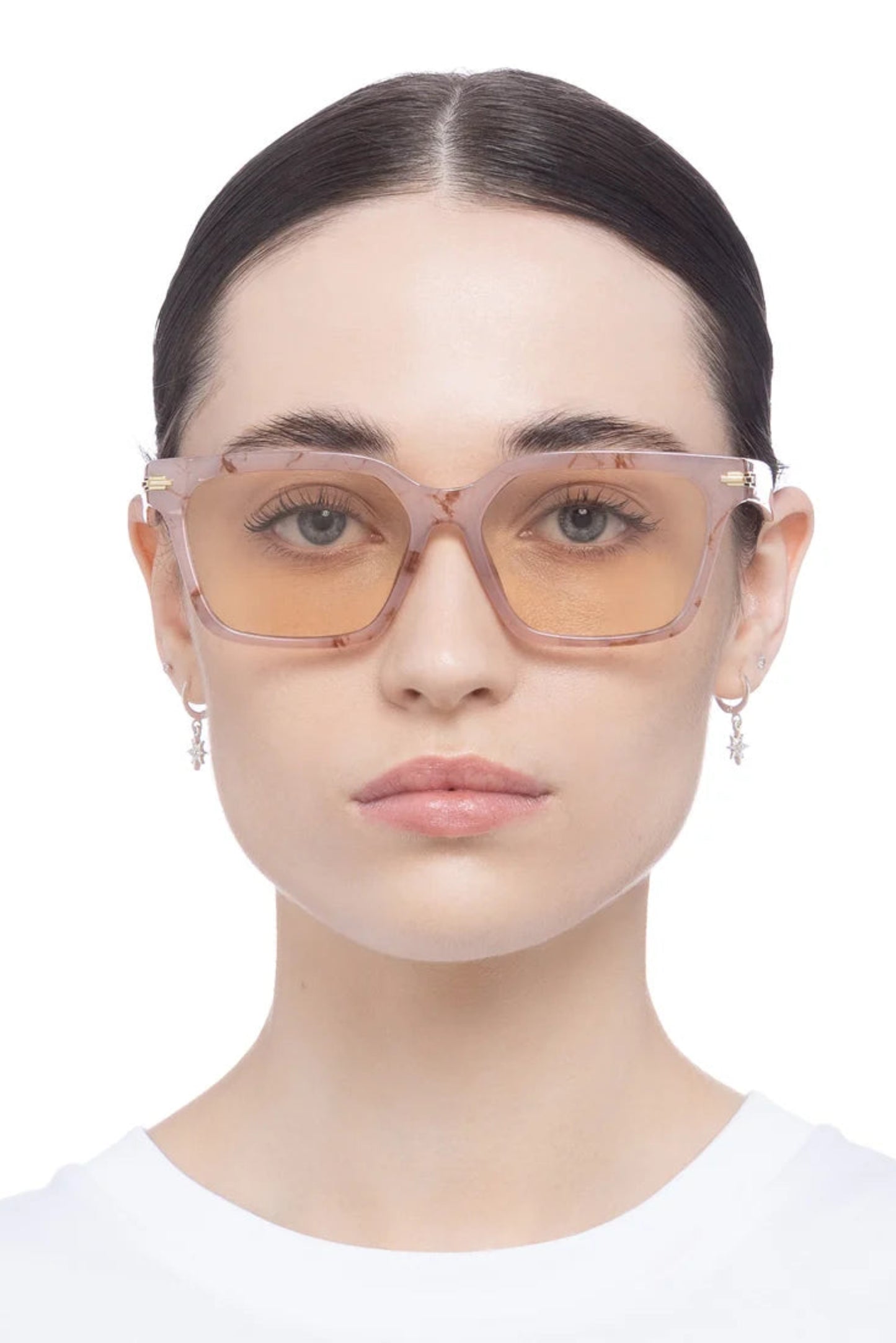 Lunettes de soleil Maya Marbre Brumeux portées par une femme de face, parfaites pour un style unisexe rétro moderne.