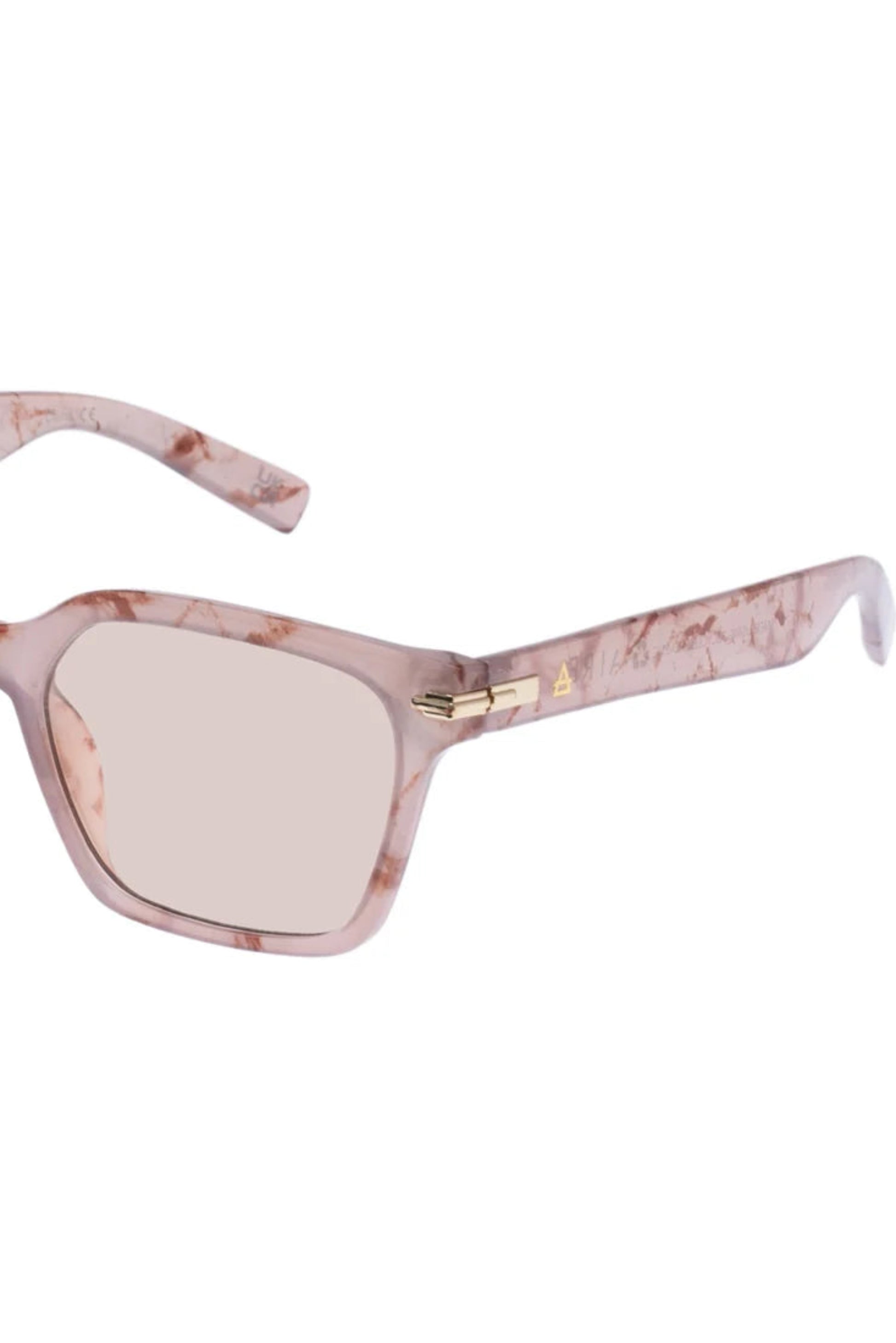 Lunettes de soleil Maya Marbre Brumeux vues de côté, avec branches rose marbré et détails dorés.
