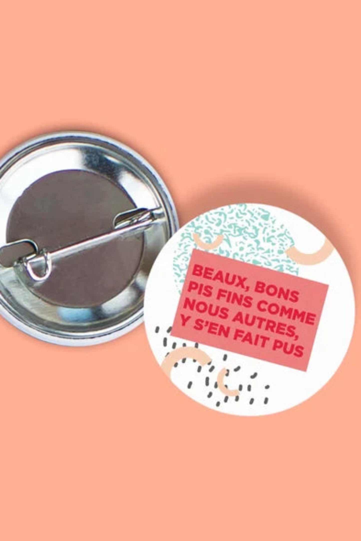 Macaron humoristique québécois avec le texte Beaux, bons pis fins comme nous autres.