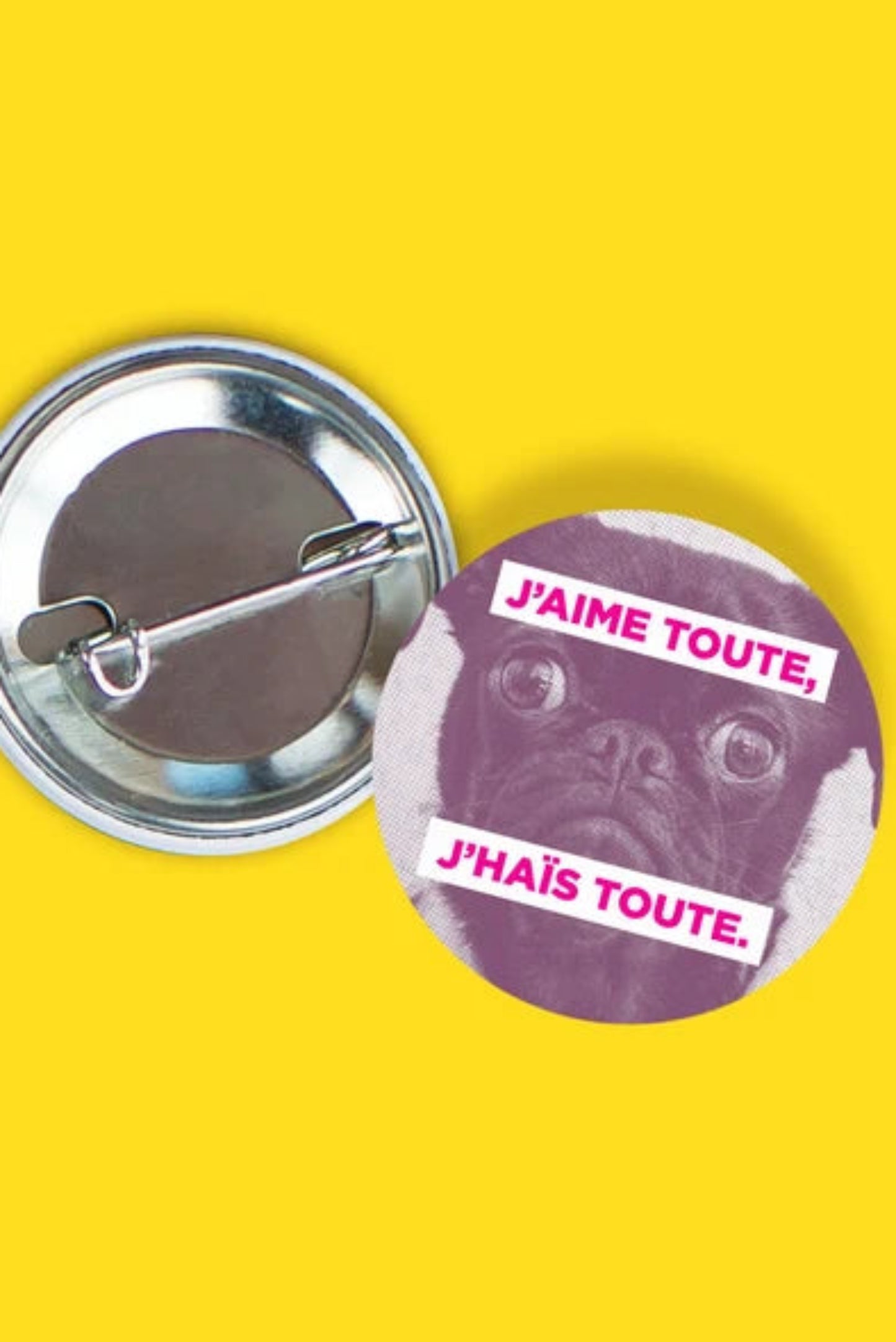 Macaron humoristique avec illustration de chien et texte J’aime toute, j’hais toute.
