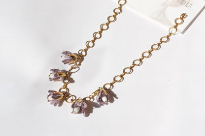 Collier Malli lavande à fleurs textiles et chaîne dorée – présentation à plat
