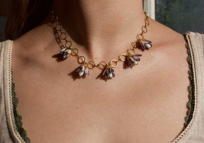 Collier Malli lavande porté – design délicat en textile et chaîne dorée à maillons larges