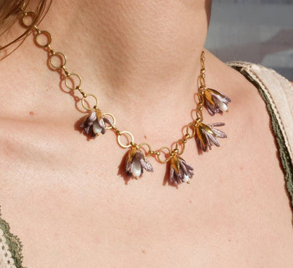 Collier Malli lavande porté – vue de profil, bijou floral et romantique

