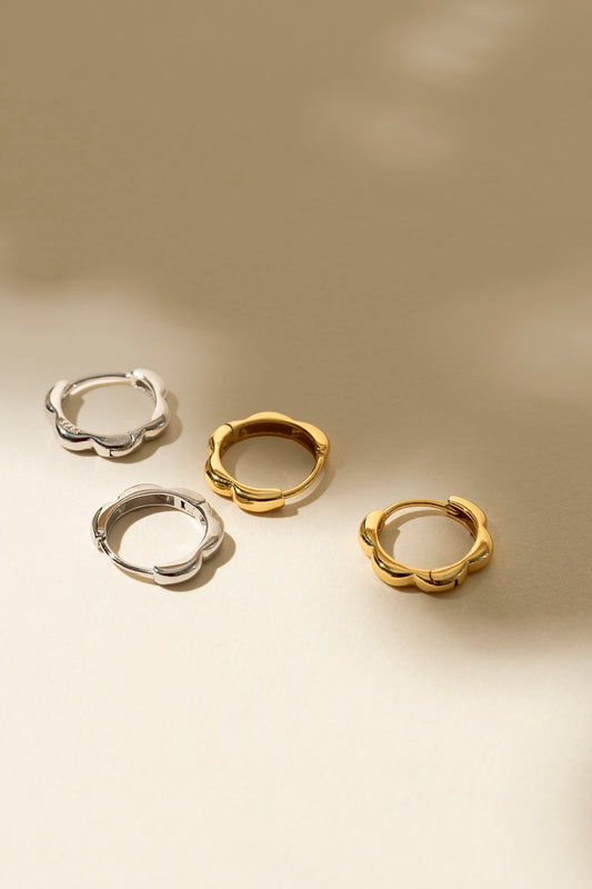 Boucles d’oreilles en forme de fleurs disponibles en argent .925 et en version plaquée or
