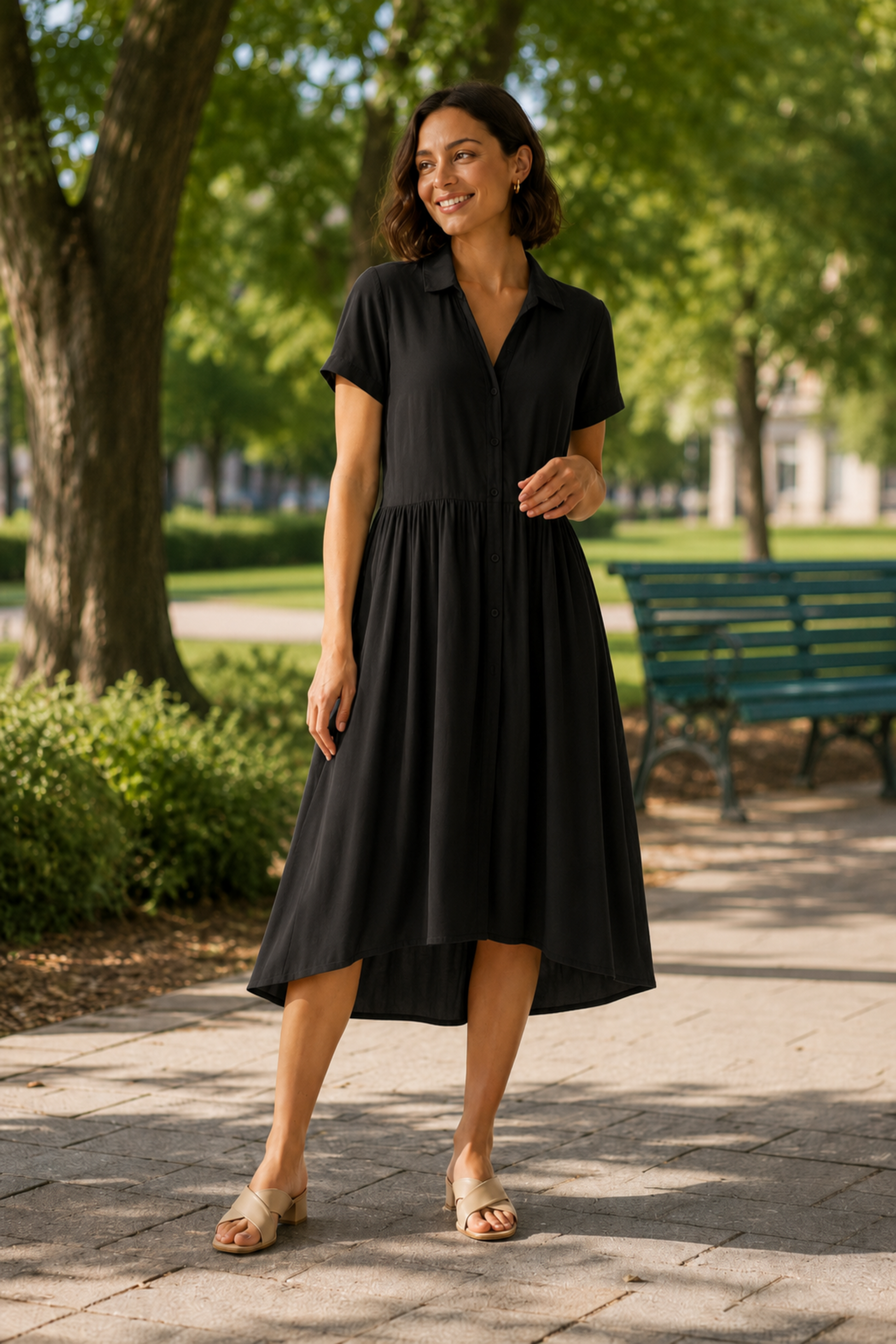 Robe chemise midi Marguerite Noir avec coupe fluide, manches courtes et boutons sur le devant.