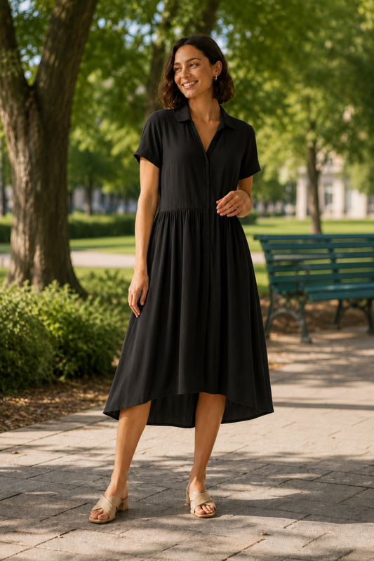 Robe chemise midi Marguerite Noir avec coupe fluide, manches courtes et boutons sur le devant.