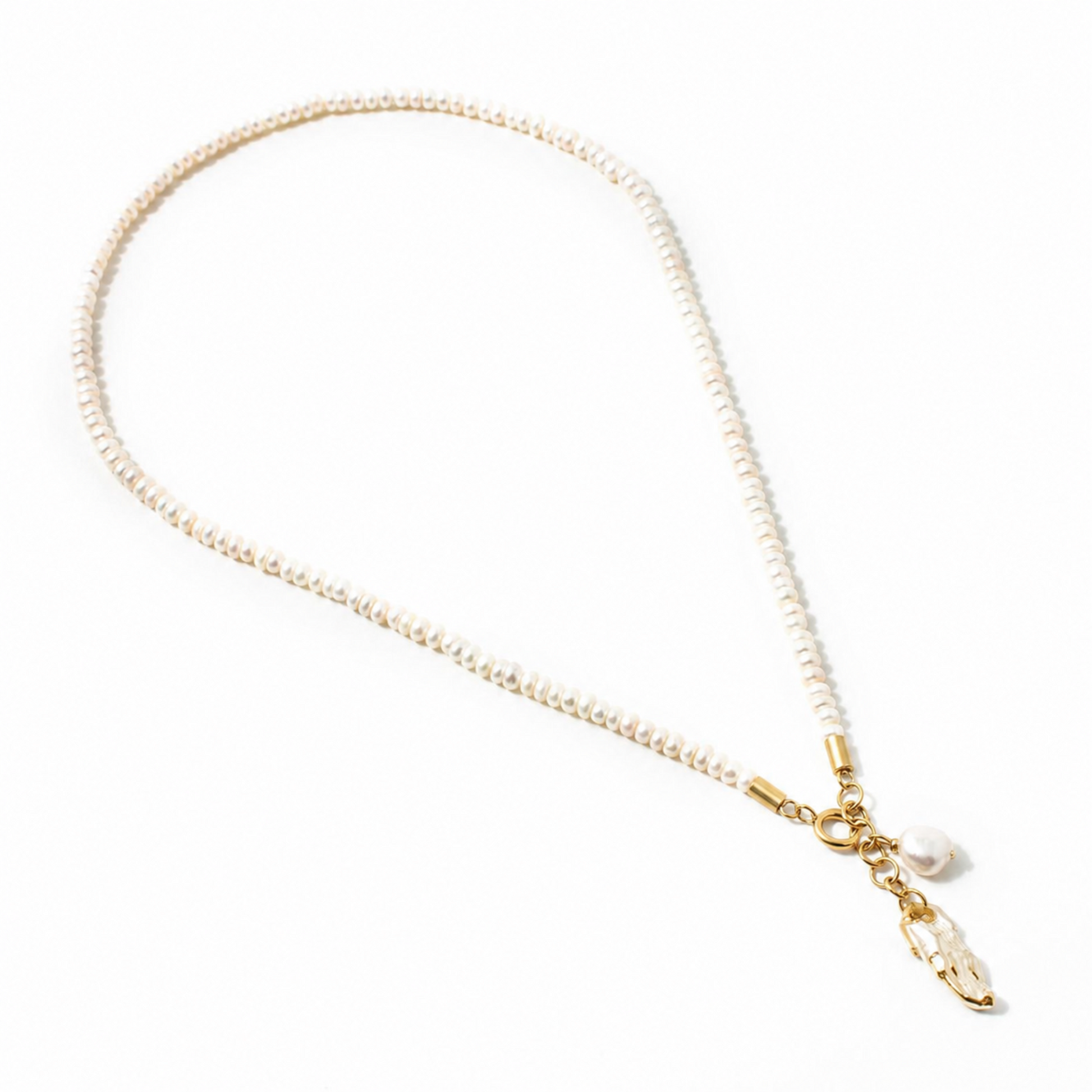 Collier Marie Blanc avec perles d’eau blanches, détails dorés et pendentif artistique Anne-Marie Chagnon, parfait pour un look chic et féminin.