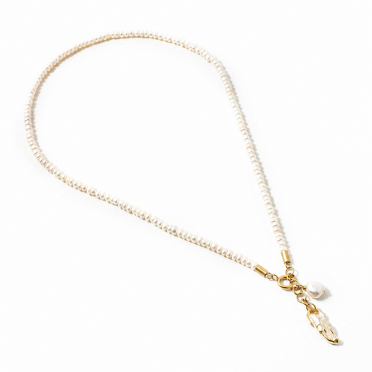 Collier Marie Blanc avec perles d’eau blanches, détails dorés et pendentif artistique Anne-Marie Chagnon, parfait pour un look chic et féminin.