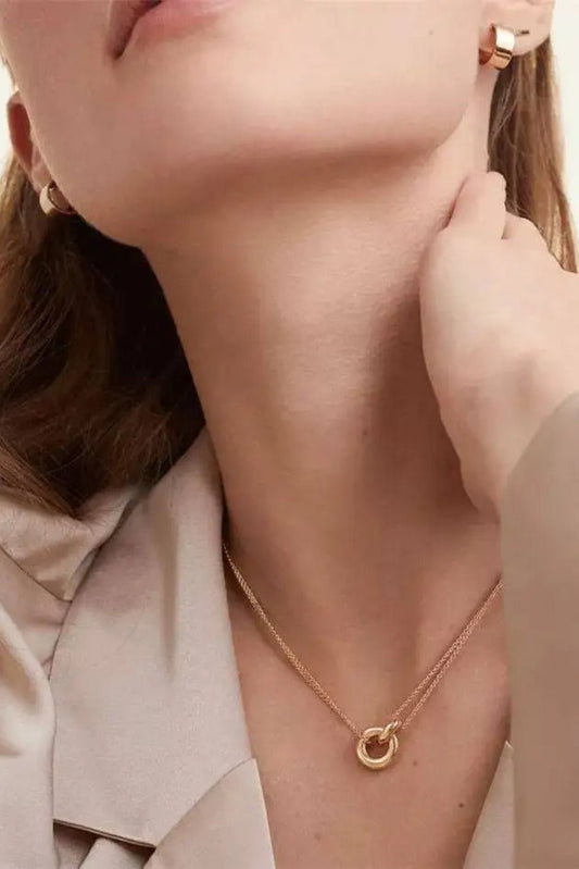 Collier Marina Or porté au cou, pendentif anneaux entrelaces, finition elegante