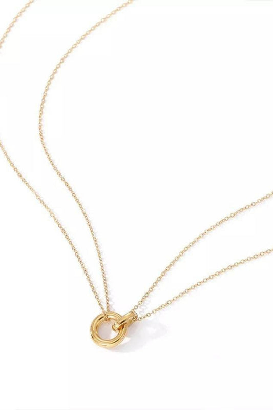Collier Marina Or sur fond blanc, chaine fine et pendentif dore 18k
