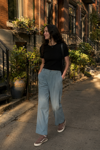 Pantalon droit bleu Marion porté en look urbain avec t-shirt noir et baskets.
