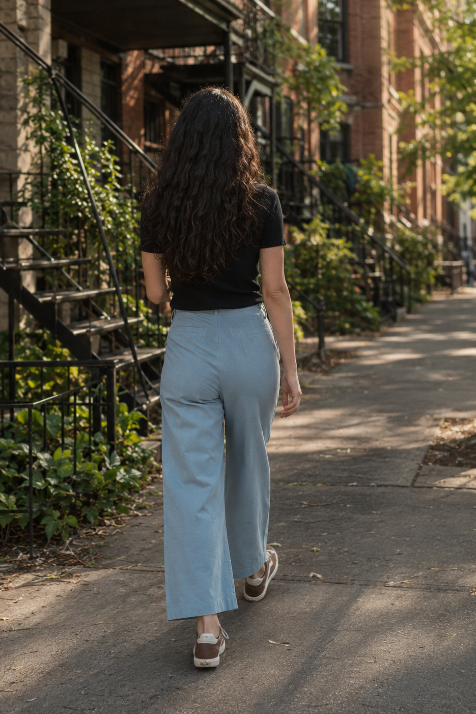 Pantalon droit bleu Marion vu de dos avec coupe taille haute et jambe large en coton.
