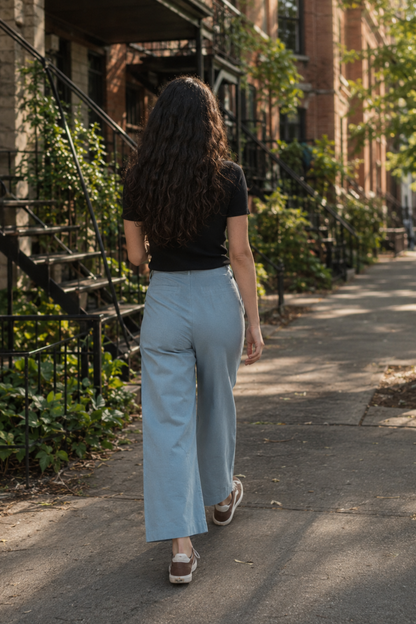 Pantalon droit bleu Marion vu de dos avec coupe taille haute et jambe large en coton.