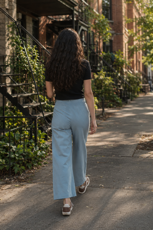 Pantalon droit bleu Marion vu de dos avec coupe taille haute et jambe large en coton.