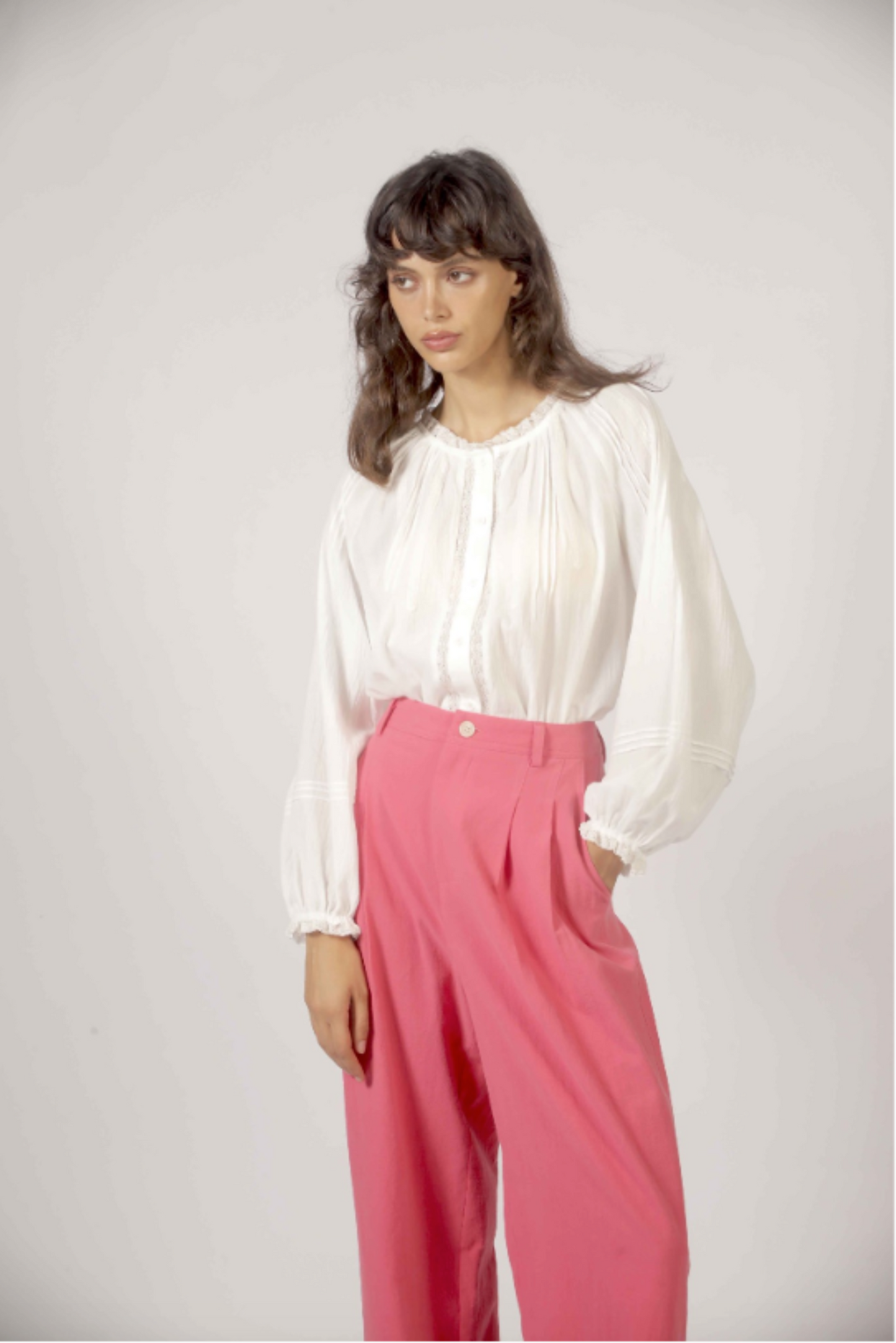 Pantalon rose en coton épais avec coupe droite élégante et taille haute