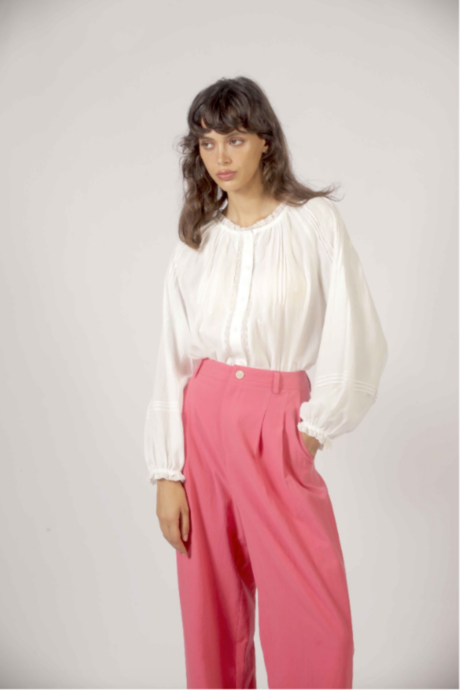 Pantalon rose en coton épais avec coupe droite élégante et taille haute