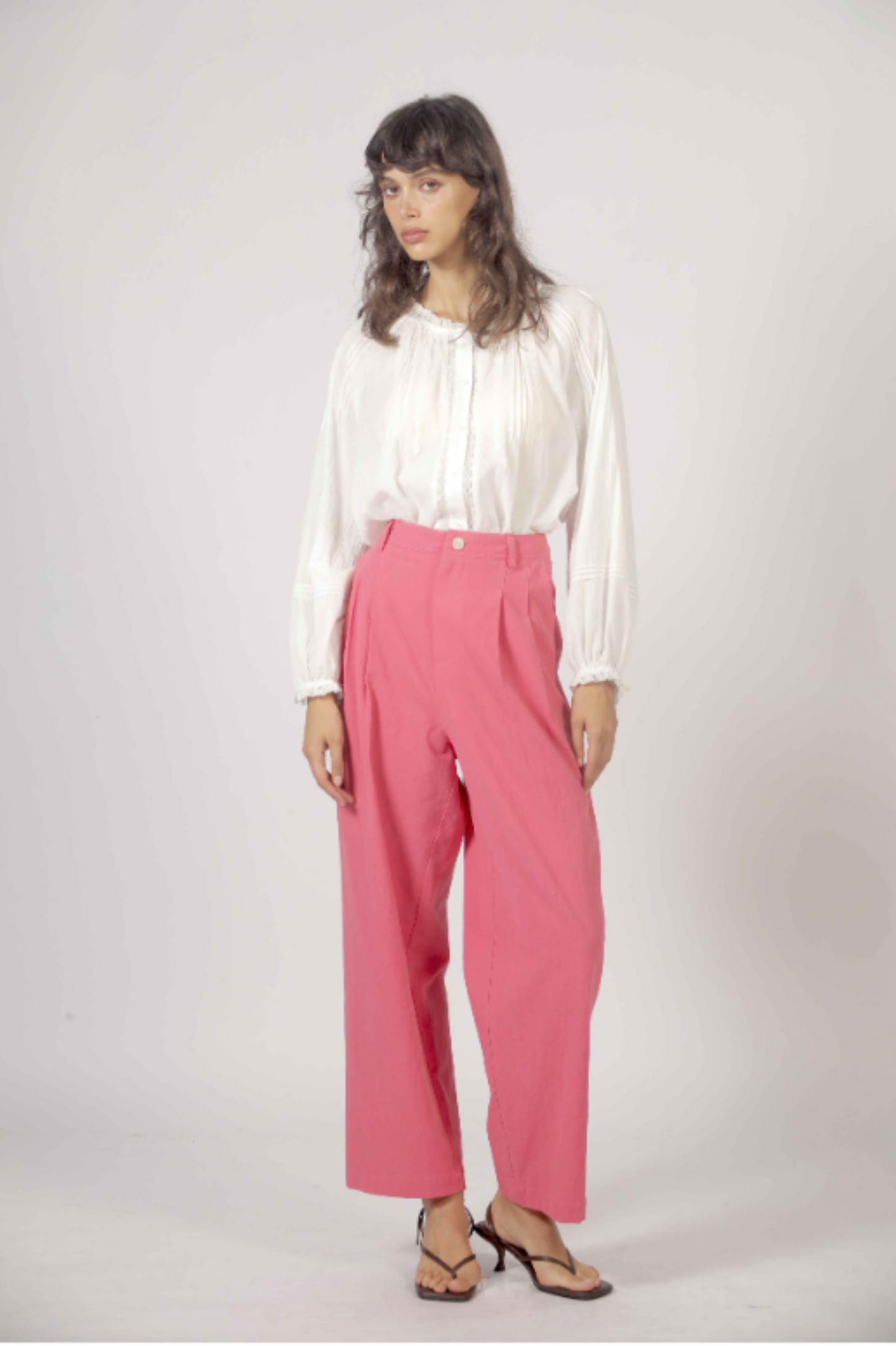 Vue avant du pantalon rose droit en coton structuré féminin