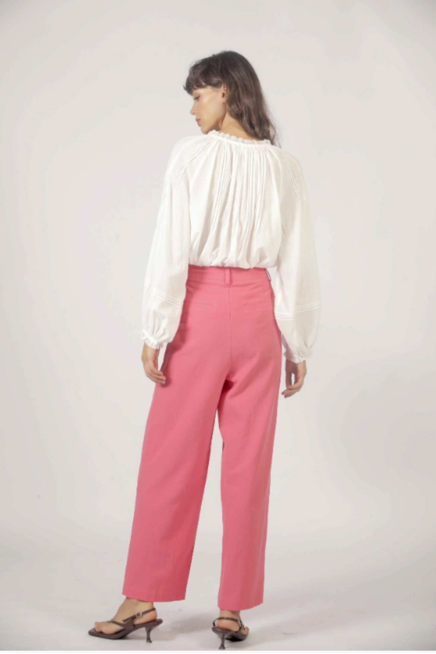 Vue arrière du pantalon droit rose taille haute en coton épais
