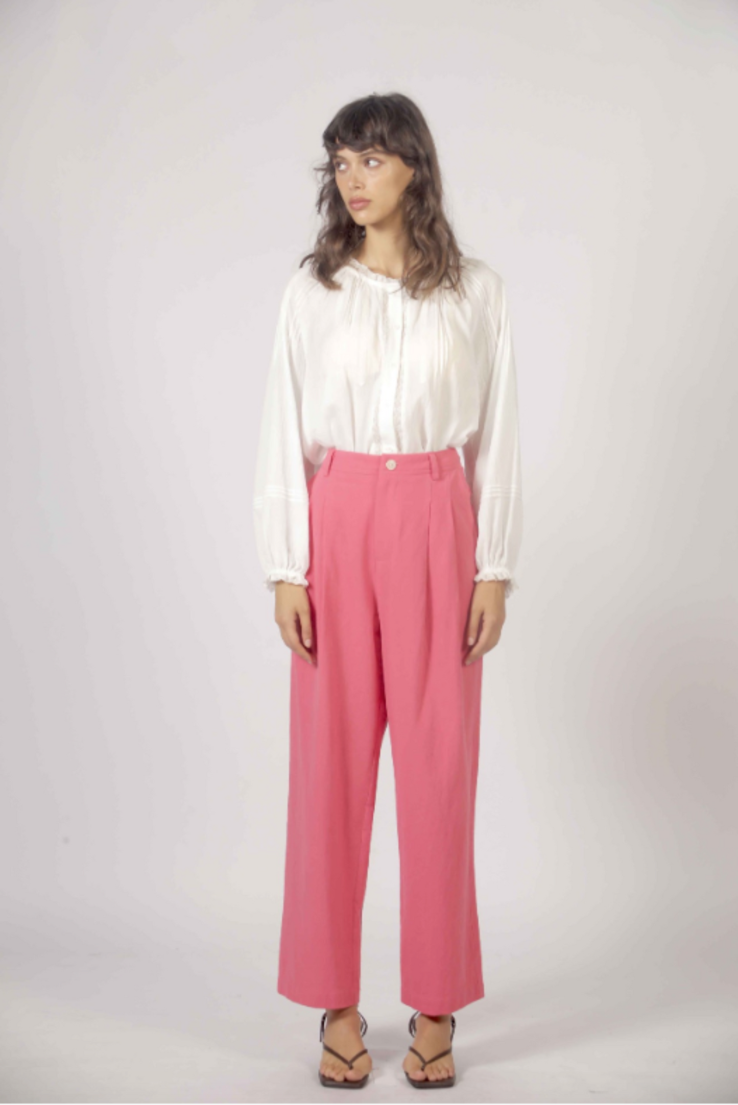 Pantalon droit rose taille haute porté avec blouse blanche fluide