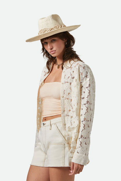 Chapeau de paille beige porté avec look crème – esprit estival chic