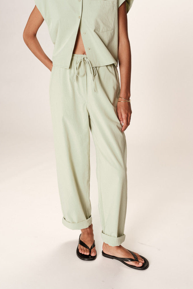 Vue face du pantalon vert menthe – coupe droite et cordon