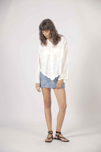 Chemise bohème blanche fluide avec manches longues légères