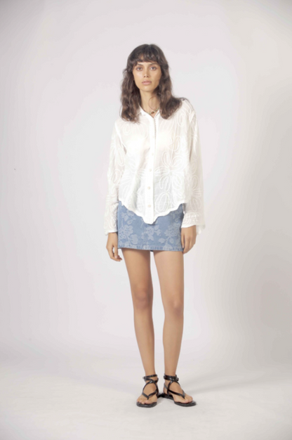 Look estival féminin avec chemise blanche bohème brodée