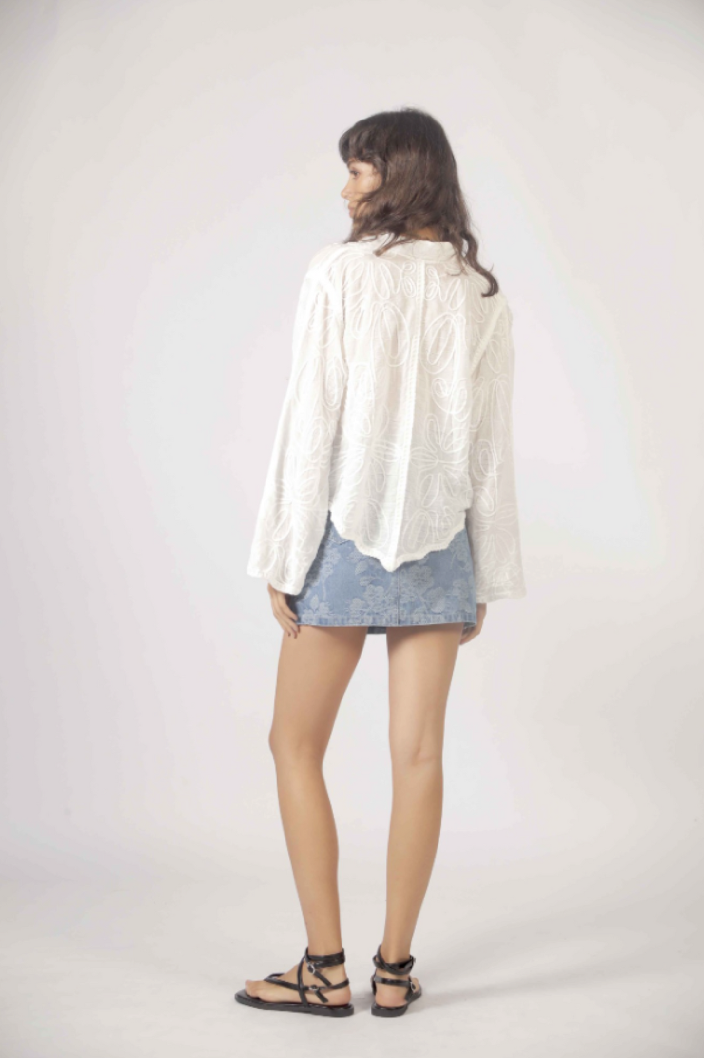 Vue arrière de la chemise blanche brodée style bohème chic