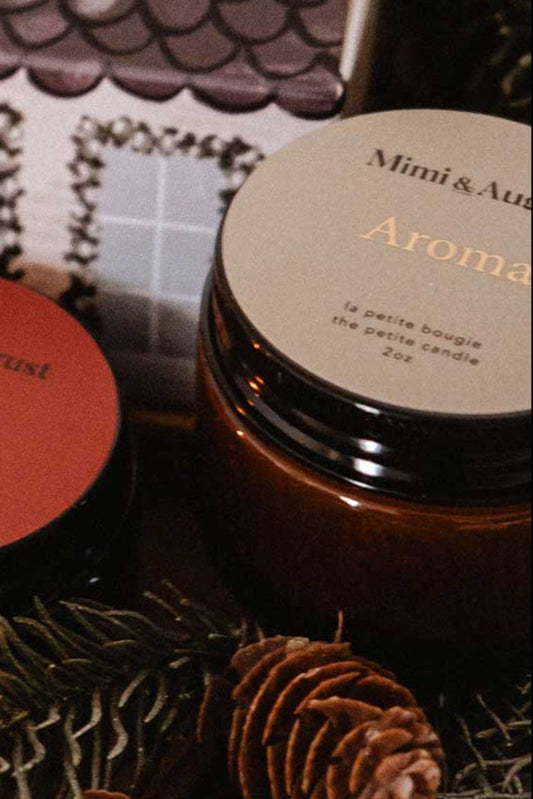 Mini bougie Aroma posée près de la boîte décorative, ambiance hivernale chaleureuse, cire de soja.