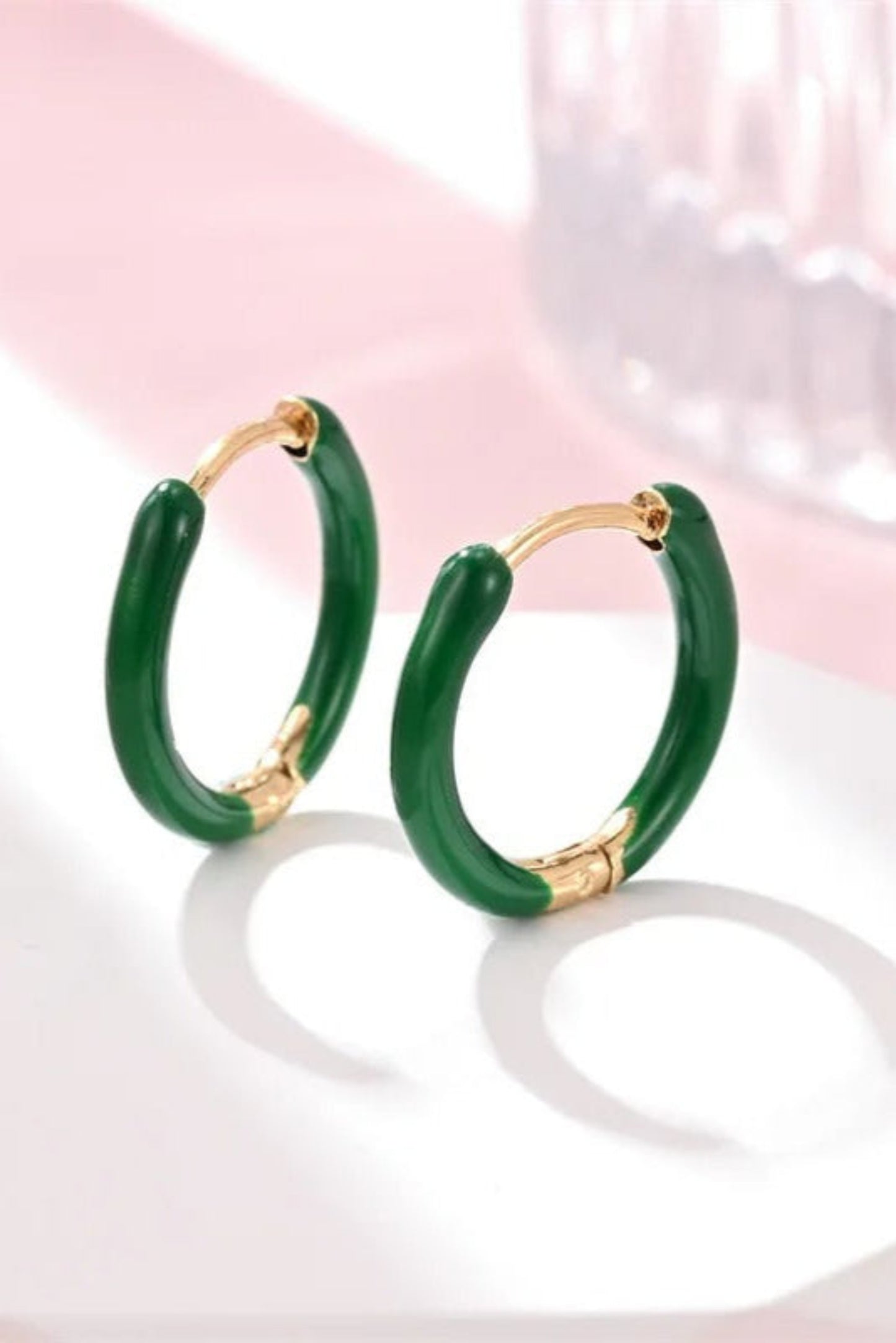 Petites créoles dorées avec émail vert foncé – anneaux mini colorés résistants à l’eau.