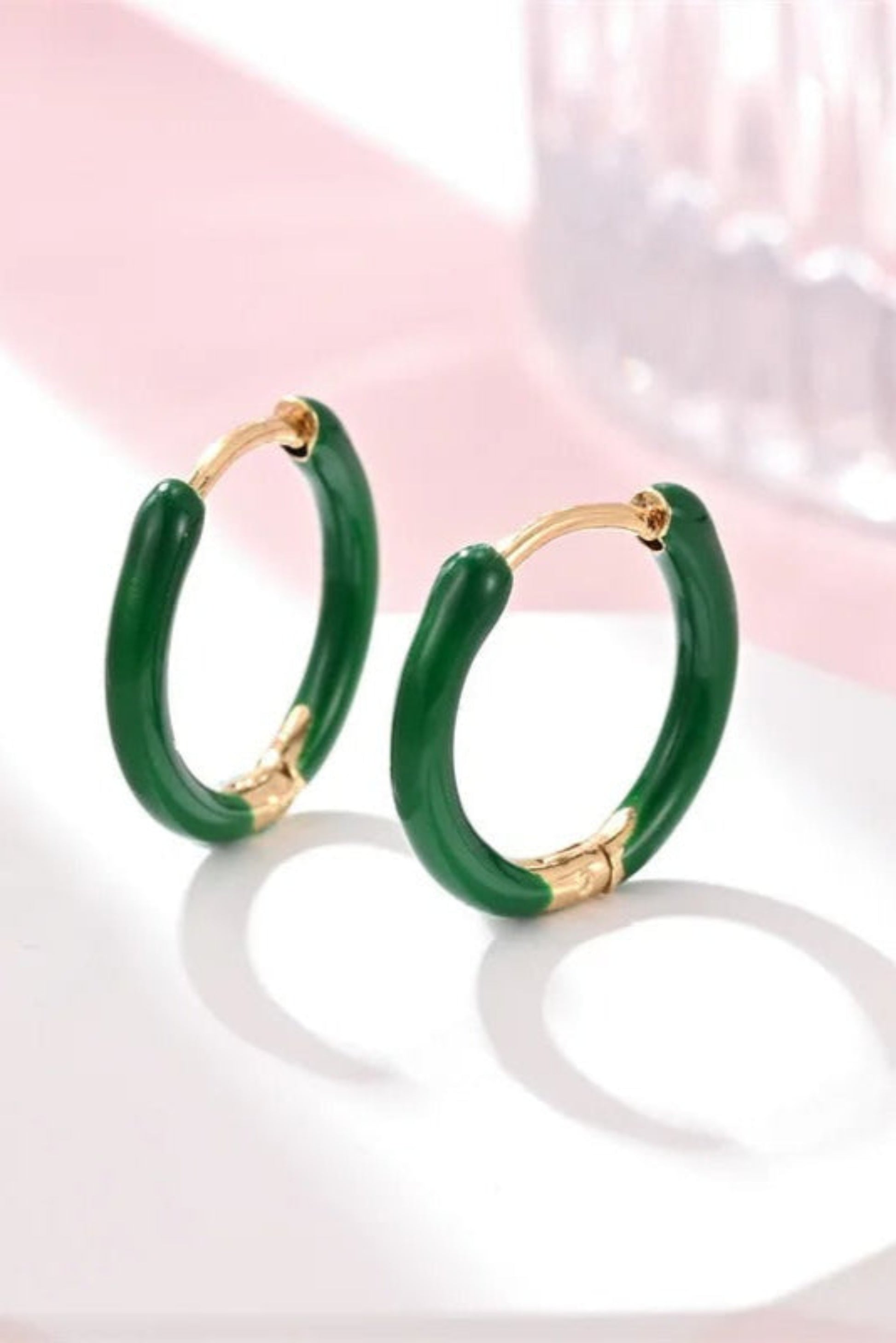 Petites créoles dorées avec émail vert foncé – anneaux mini colorés résistants à l’eau.