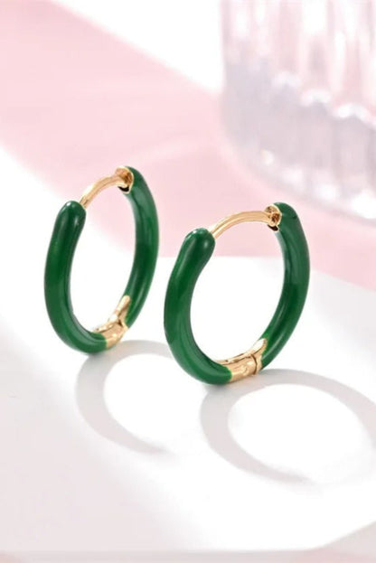 Petites créoles dorées avec émail vert foncé – anneaux mini colorés résistants à l’eau.