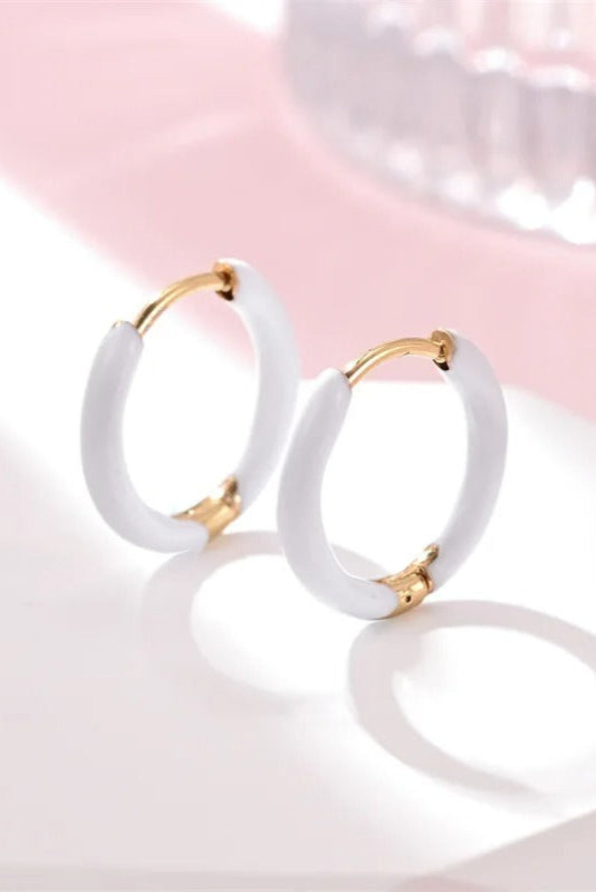 Petites créoles dorées avec émail blanc – anneaux mini colorés résistants à l’eau.