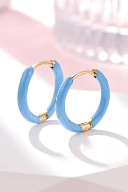 Petites créoles dorées avec émail bleu ciel – anneaux mini colorés résistants à l’eau.