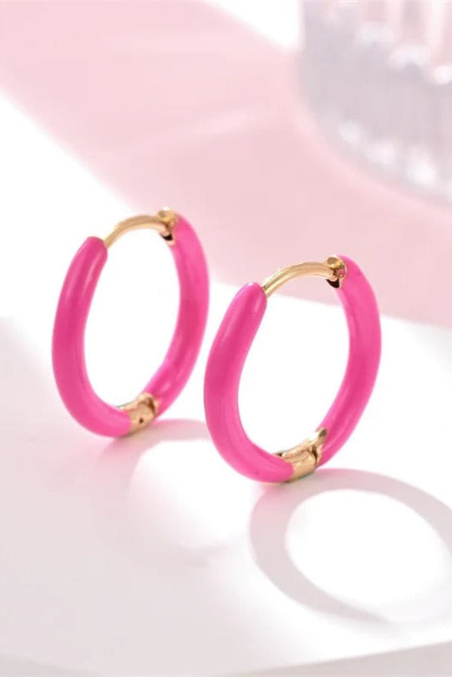 Petites créoles dorées avec émail fushia – anneaux mini colorés résistants à l’eau.