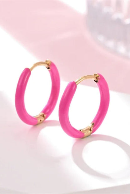 Petites créoles dorées avec émail fushia – anneaux mini colorés résistants à l’eau.