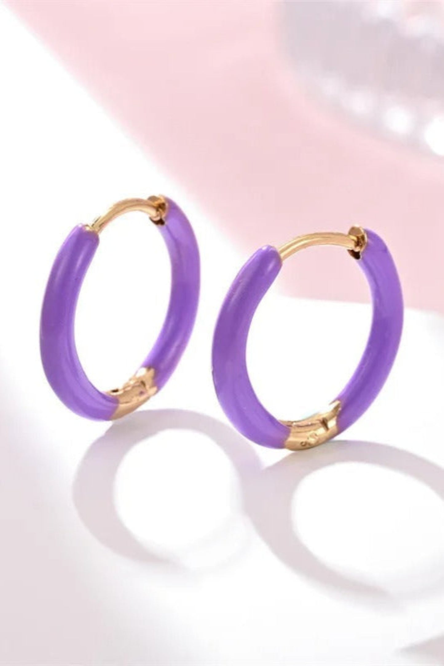 Petites créoles dorées avec émail mauve – anneaux mini colorés résistants à l’eau.